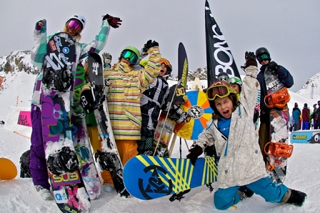 © 5 Stars jubelnde Kinder im Snowpark